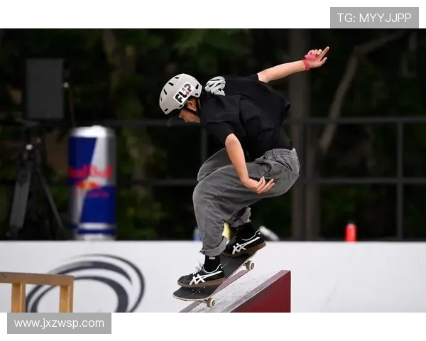 上海极限运动队在世界滑板锦标赛中以100分稳居积分榜首位 上海极限运动队在世界滑板锦标赛中以100分稳居积分榜首位